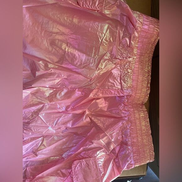 Iridescent pink shorts with elastic waist and pockets on the sides - Picture 6 of 7